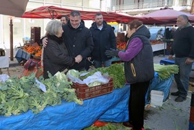 Στη λαϊκή αγορά της Νεάπολης ο Δήμαρχος Λαρισαίων (φωτο)